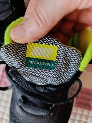 Zapatillas deportivas negras y verdes