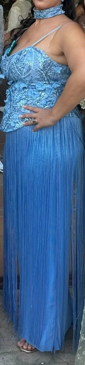 Vestido de fiesta azul con flecos