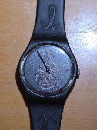 Reloj Swatch x Kidrobot Negro y Plateado