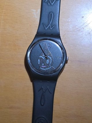 Reloj Swatch x Kidrobot Negro y Plateado