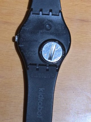 Reloj Swatch x Kidrobot Negro y Plateado