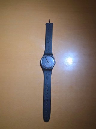 Reloj Swatch x Kidrobot Negro y Plateado