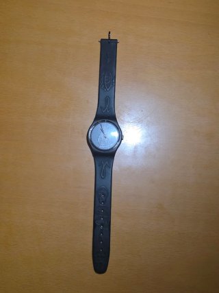 Reloj Swatch x Kidrobot Negro y Plateado