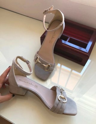 Sandalias Nuria Cobo Beige y Doradas