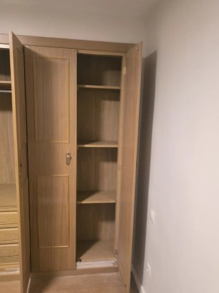 Armario de Madera con Interior en Roble