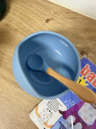 Set cuenco azul con cuchara y baberos - todo nuevo
