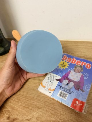 Set cuenco azul con cuchara y baberos - todo nuevo