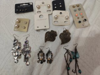 Conjunto de bijuteria dourada e prateada