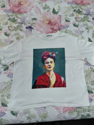 Camiseta Stradivarius Frida Kahlo