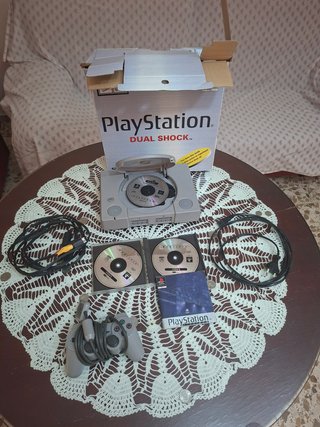 PlayStation 1 Dual Shock con caja y accesorios