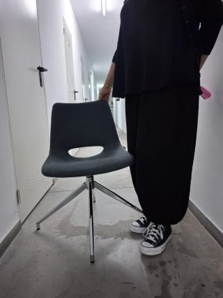 Sillas de diseño gris y plateadas