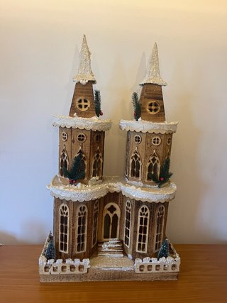 Castillo de madera nevado con luces