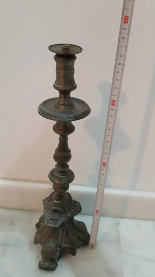 Candelabro de metal plateado