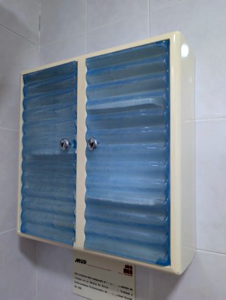 Dispensador de pared con puertas