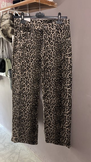 Pantalón vaquero estampado leopardo