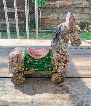 Caballo de madera tallado y pintado a mano