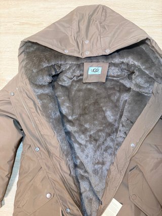 Abrigo UGG marrón con capucha