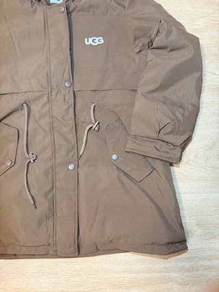 Abrigo UGG marrón con capucha