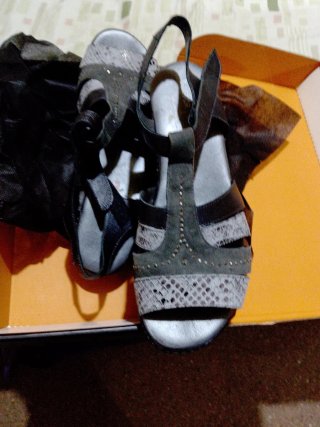 Sandalias grises y plateadas