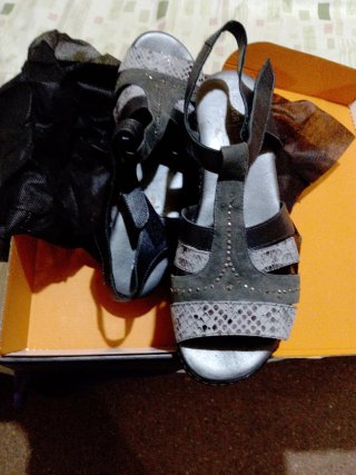 Sandalias grises y plateadas
