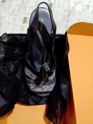 Sandalias grises y plateadas