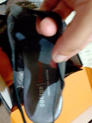 Sandalias grises y plateadas