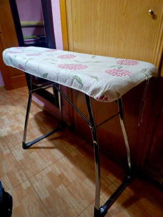 Mesa de planchar plegable con estampado floral