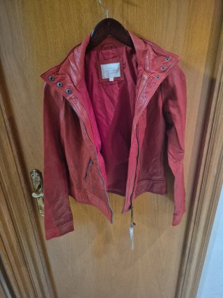 Chaqueta de cuero roja Bershka