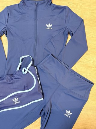 Conjunto deportivo Adidas azul y morado
