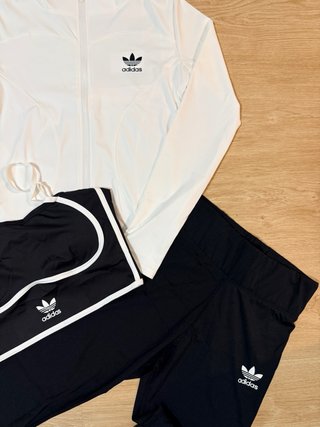Conjunto deportivo Adidas negro y blanco