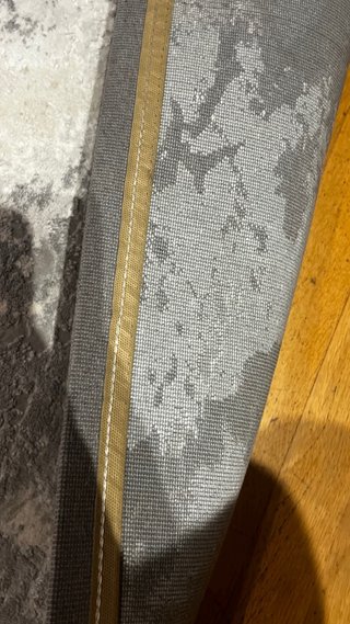 Alfombra gris y blanca de tela
