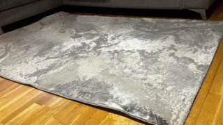 Alfombra gris y blanca de tela