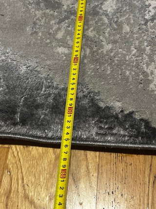 Alfombra gris y blanca de tela