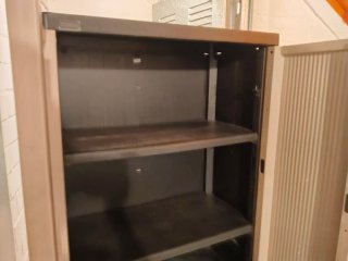 Armadio esterno in plastica beige e grigio