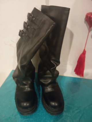 Botas altas negras con hebillas
