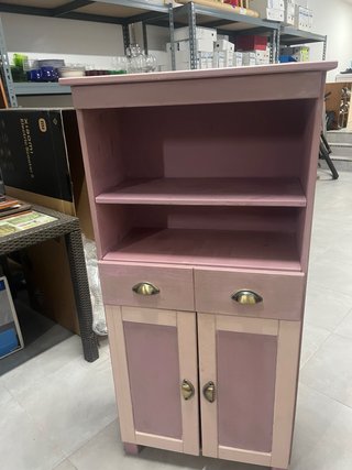 Mueble rosa de madera tapizado