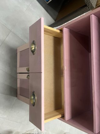 Mueble rosa de madera tapizado
