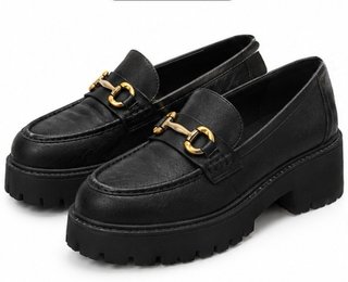 Mocasines negros estilo Gucci con hebilla dorada