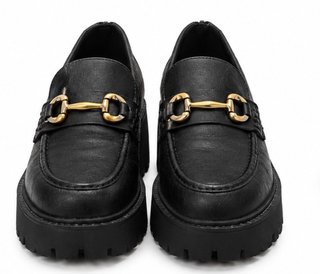 Mocasines negros estilo Gucci con hebilla dorada