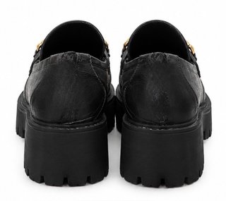 Mocasines negros estilo Gucci con hebilla dorada