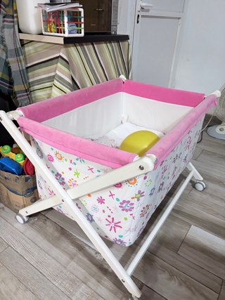 Mini cuna con estampado floral