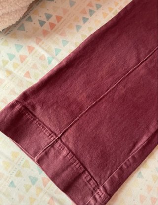 Pantalones tejanos largos rectos burdeos NOON