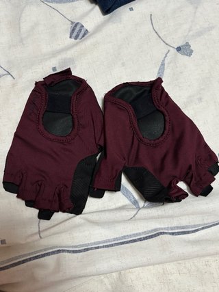 Guantes sin dedos burdeos y negros