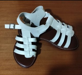 Sandalias de tiras blancas y marrones
