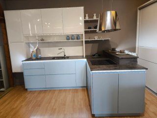 Cocina moderna blanca y plateada