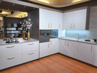 Cocina moderna blanca y plateada