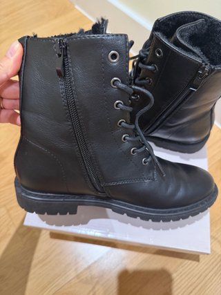 Botines Negros con Cordones