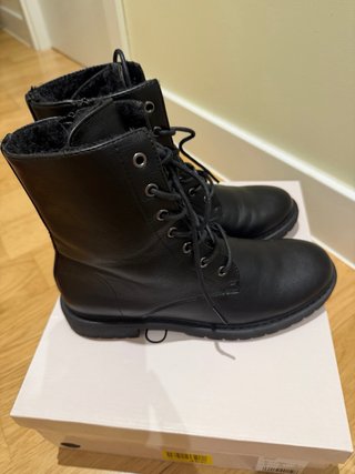 Botines Negros con Cordones