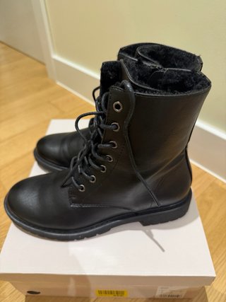 Botines Negros con Cordones