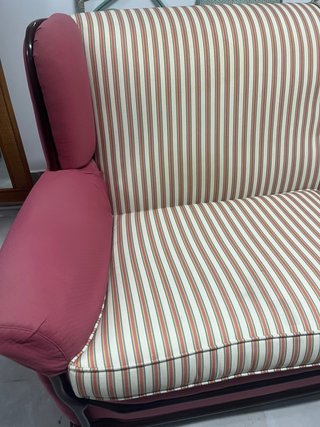 Sofá de tela a rayas rojo y beige